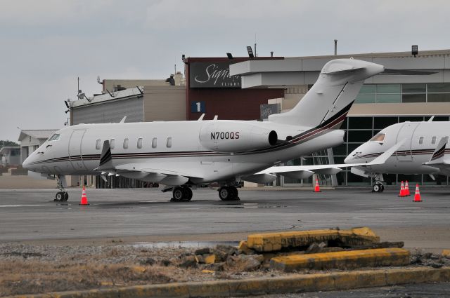 Bombardier Challenger 300 (N700QS)