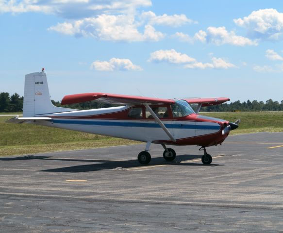 Cessna Skylane (N8818B)