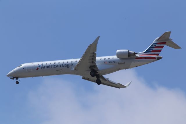 Canadair Regional Jet CRJ-700 (N527EA)