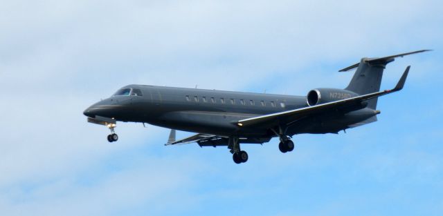 Embraer ERJ-135 (N725BD) - On short final is this 2008 Embraer Legacy EMB-135LR in the Autumn of 2022.