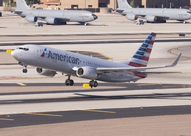 Boeing 737-800 (N979NN)