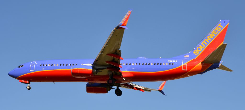 Boeing 737-800 (N8630B)