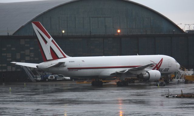 BOEING 767-200 (N750AX)