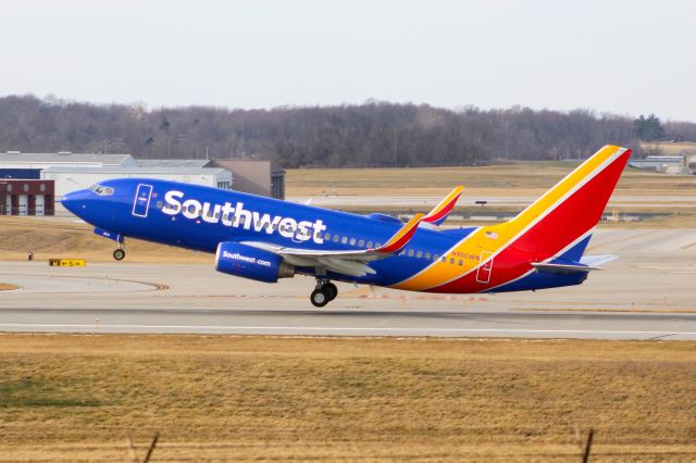 Boeing 737-700 (N950WN) - Southwest 737-700 departing RWY 18L