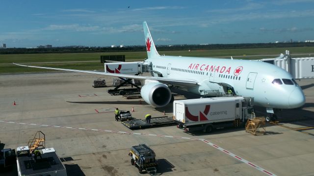 Boeing 787-8 (C-GHPU) - Air Canada Boeing 787-8 C-GHPU at Brisbane International on 2 May 2017