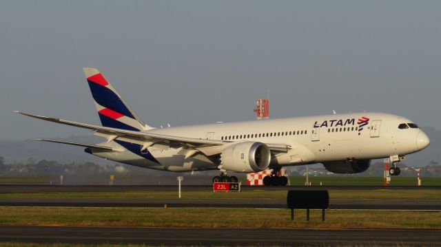 Boeing 787-8 (CC-BBC) - A stumpy LATAM arriving from Sydney.