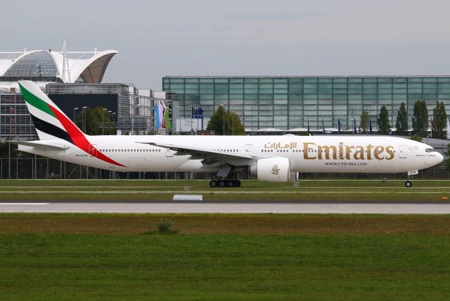 BOEING 777-300ER (A6-EPW)