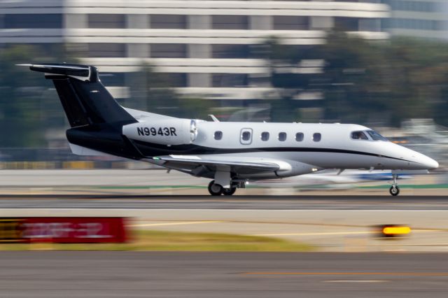 Embraer Phenom 300 (N9943R)