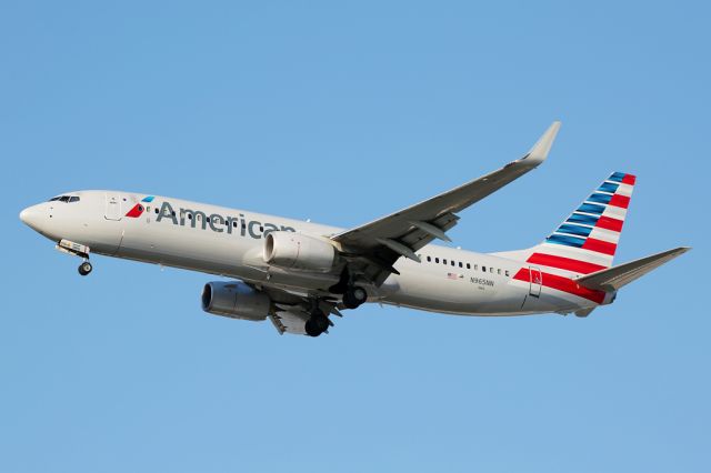 Boeing 737-800 (N965NN)