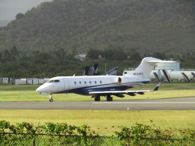 Bombardier Challenger 300 (N535FX)