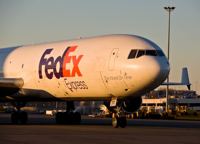 Boeing MD-11 (N592FE) - up close !