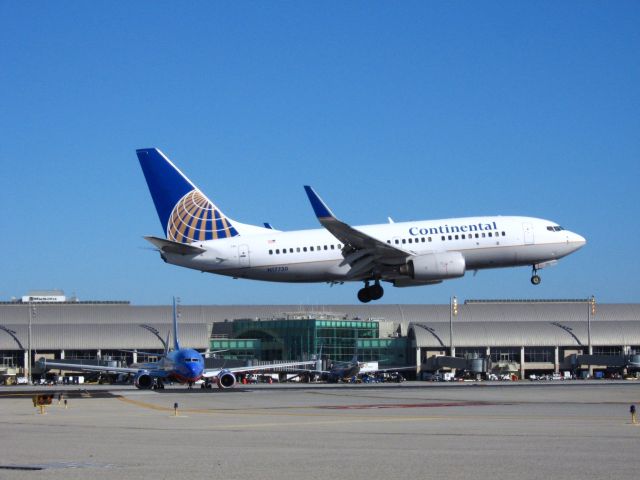 Boeing 737-700 (N17730) - Landing on RWY 19R