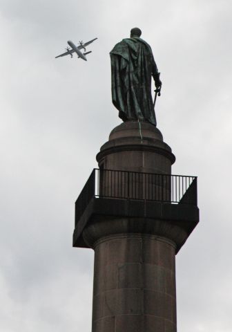 — — - L'amiral Nelson contemple du haute de sa colonne de Trafalgar Square un Dash 8 en approche de City airport