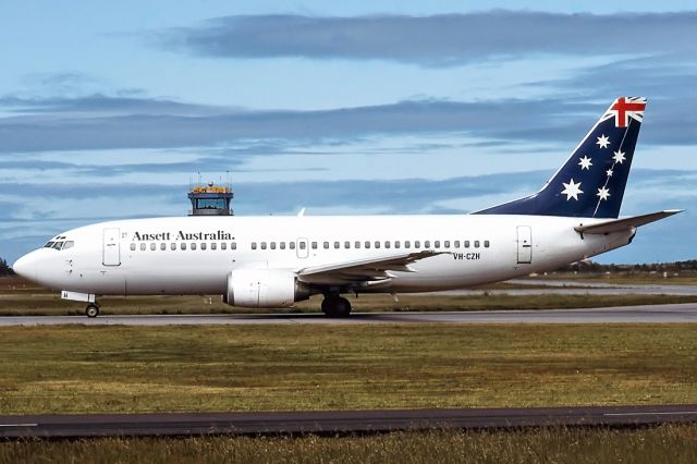 Piper PA-44 Seminole (VH-CZH) - ANSETT AUSTRALIA AIRLINES - BOEING 737-377 - REG : VH-CZH (CN 23660/1294) - WEST BEACH ADELAIDE SA. AUSTRALIA - YPAD (5/10/1992) 