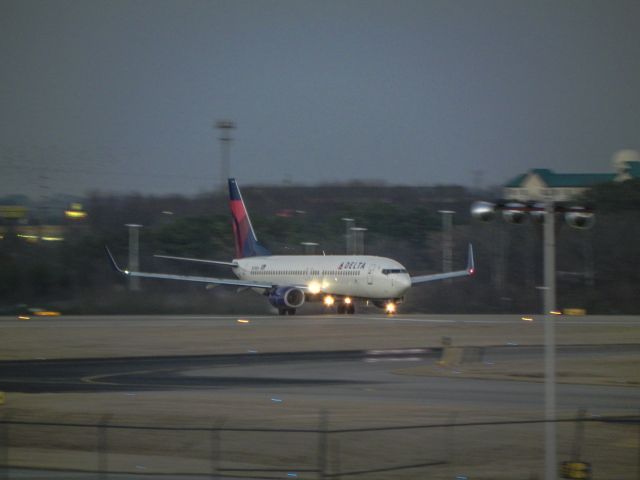 Boeing 737-700 (N375DA) - 1-20-14
