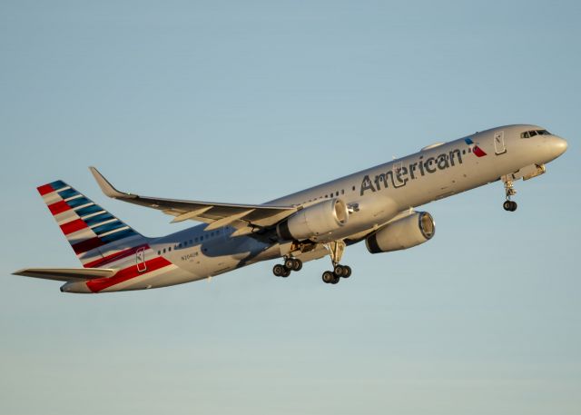 Boeing 757-200 (N204UW)