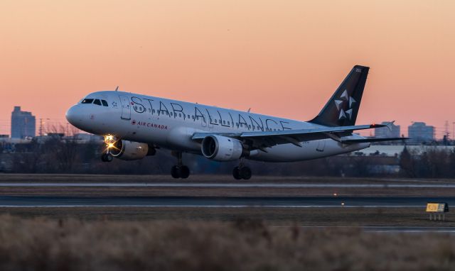 Airbus A320 (C-FDRH)