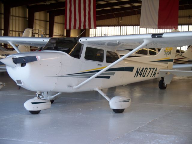 Cessna Skyhawk (N407TA) - In the hangar at Lone Star.