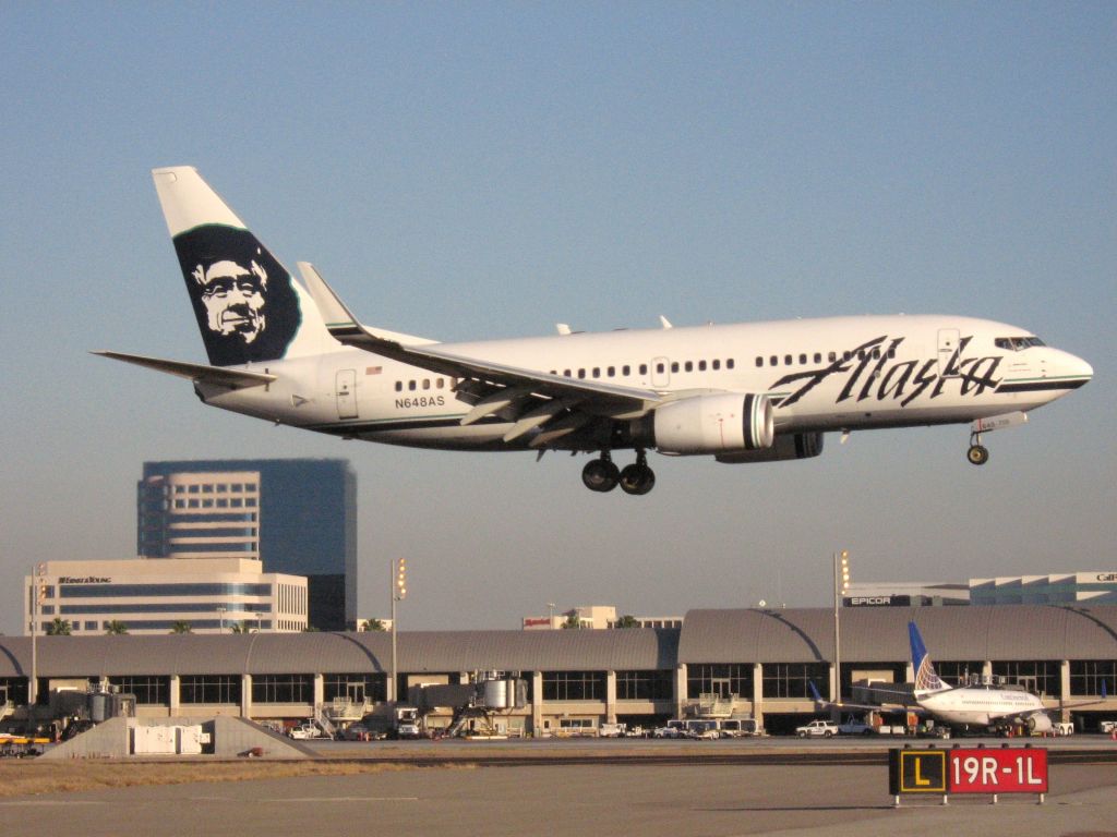 Boeing 737-700 (N648AS) - Landing on RWY 19R