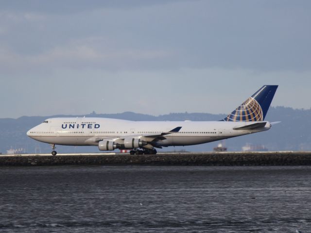 Boeing 747-400 (N127UA)