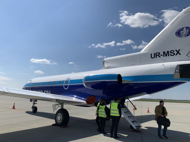 YAKOVLEV Yak-40 (UR-MSX)