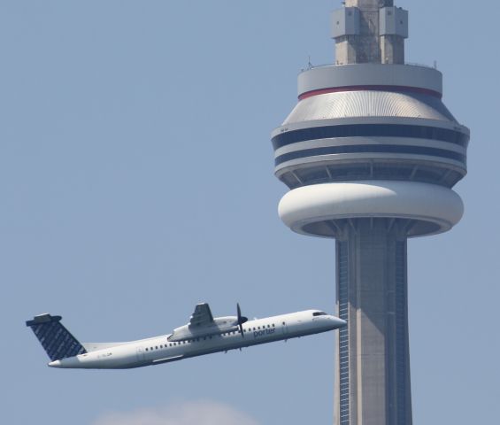 de Havilland Dash 8-400 (C-GLQW) - Taken from Toronto Island,Porter Airlines taking off from CYTZ,Toronto City Center,with CN Tower in the background