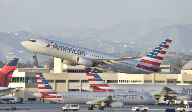 Boeing 737-800 (N971AN) - Departing LAX