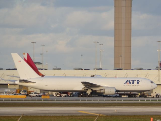 BOEING 767-300 (N364CM)