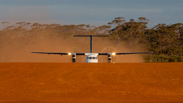 de Havilland Dash 8-300 (VH-XFZ)