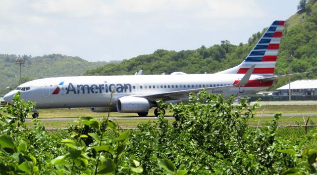 Boeing 737-800 (N966NN)