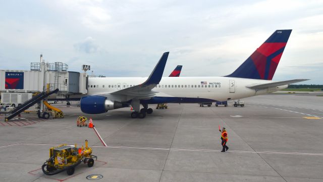 Boeing 757-200 (N6708D) - Delta Boeing 757-232(WL) N6708D in Detroit 