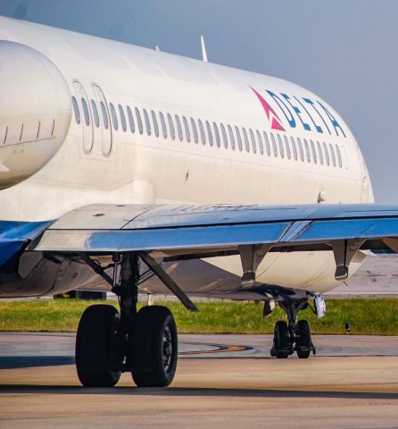 McDonnell Douglas MD-88 (N999DN)