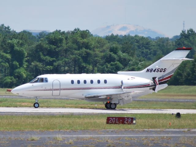 Hawker 800 (N845QS) - Arriving runway 2R - 8/23/09