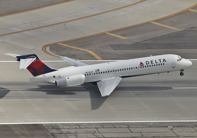 Boeing 717-200 (N935AT) - Taking off. I made this shot from a helicopter. 