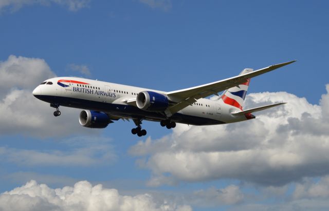 Boeing 787-8 (G-ZBJB) - Landing on runway 27L.