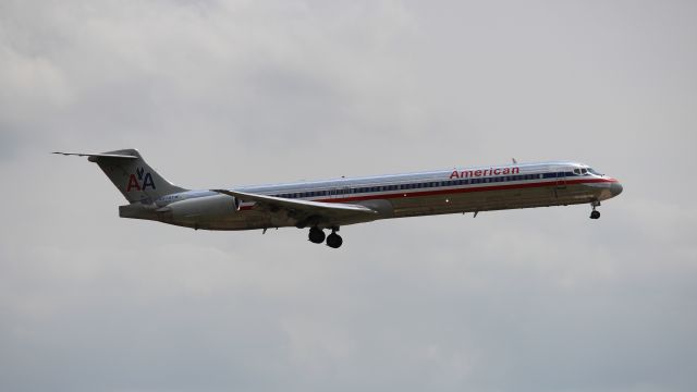 McDonnell Douglas MD-83 (N979TW) - Coming in for a landing as seen from Founder's Plaza on 5/26/2019, a few months before her retirement.