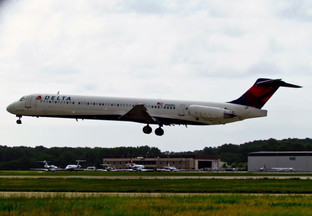 McDonnell Douglas MD-88 (N988DL)