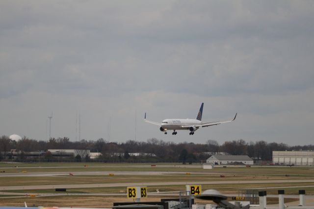 BOEING 767-300 (N652UA)