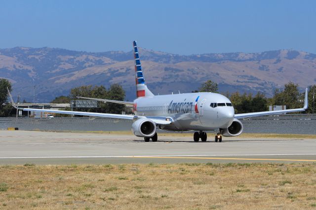Boeing 737-800 (N965NN)