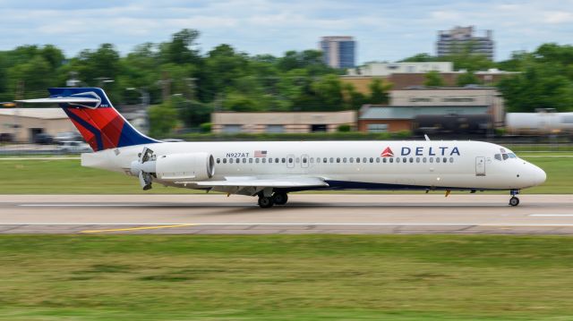 Boeing 717-200 (N927AT) - DL1448 landing 31L at Dallas Love Field May 26, 2020. With thrust reversers deployed.