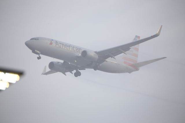 Boeing 737-800 (N869NN)