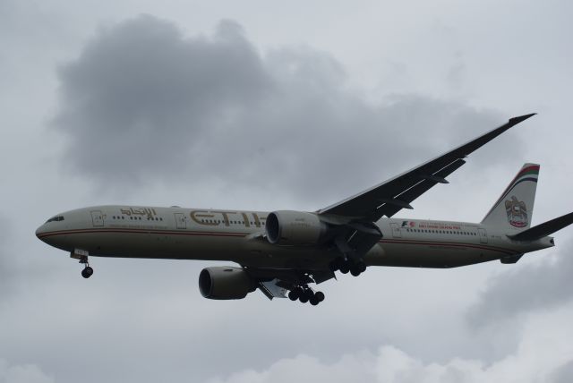 BOEING 777-300 (A6-ETO) - Ethiad Airways B777-3FX/ER cn39690