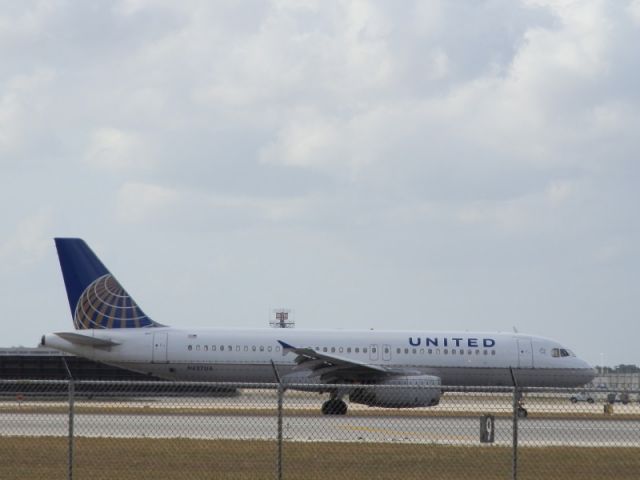 Airbus A320 (N437UA)