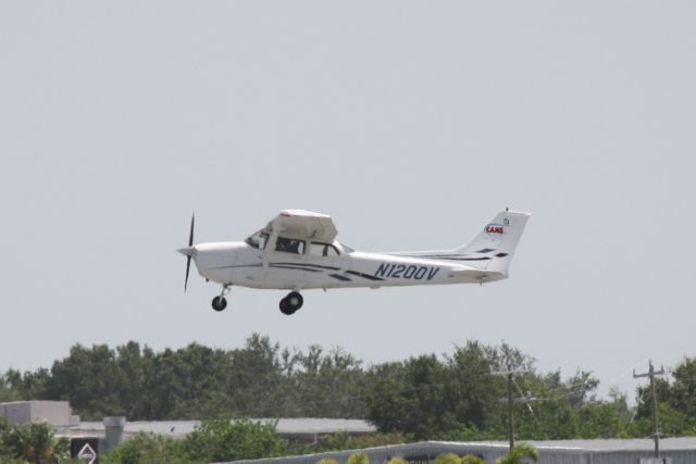 Cessna Skyhawk (N1200V)