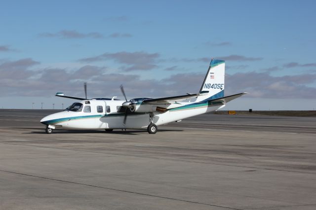 Rockwell Turbo Commander 690 (N840SE) - Taxiing in to DIA/Signature.