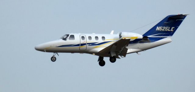 Cessna Citation CJ1 (N525LE) - On short final is this 2001 Cessna Citation 525 in the WInter of 2023.