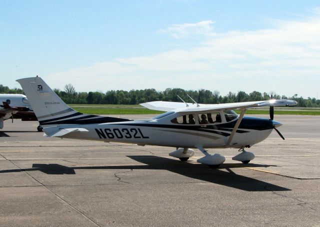 Cessna Skylane (N6032L) - At Downtown Shreveport.