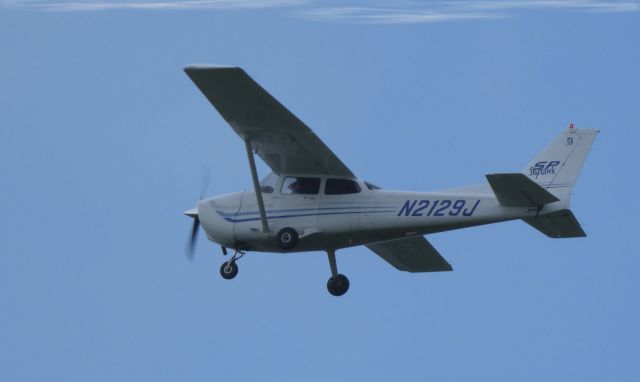 Cessna Skyhawk (N2129J) - Shortly after departure is this 2003 Cessna Skyhawk SP 172S in the Summer of 2019.