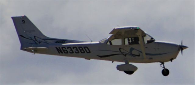 Cessna Skyhawk (N6338D)