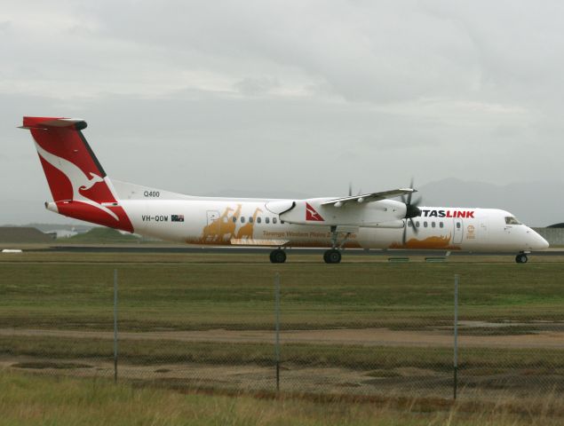 de Havilland Dash 8-400 (VH-QOW)